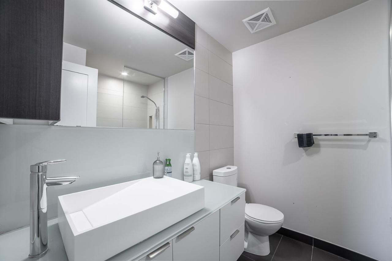 Designer Condo W/ Cn Tower View & Parking Торонто Екстериор снимка